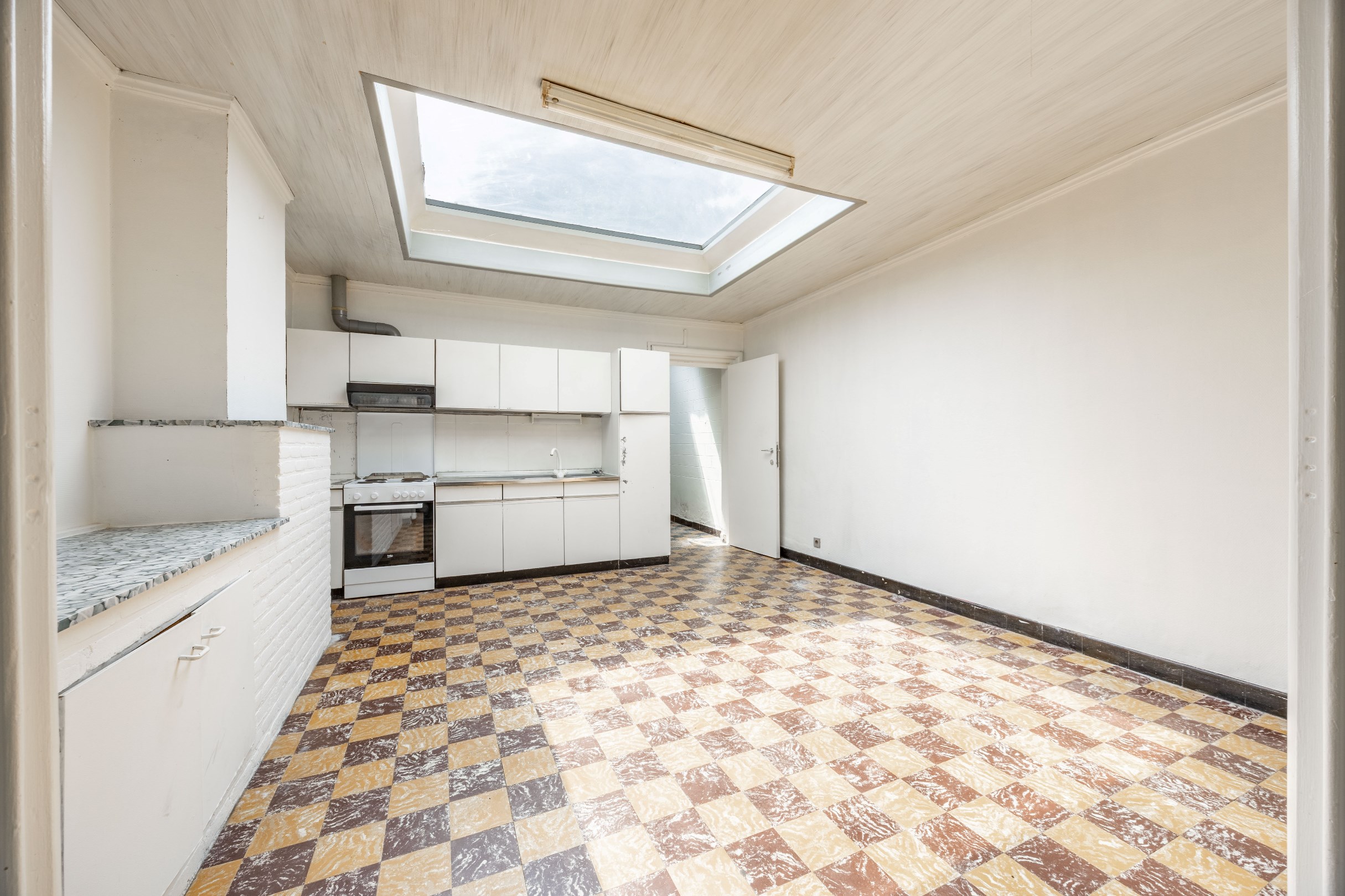 TE RENOVEREN WONING MET GARAGE 