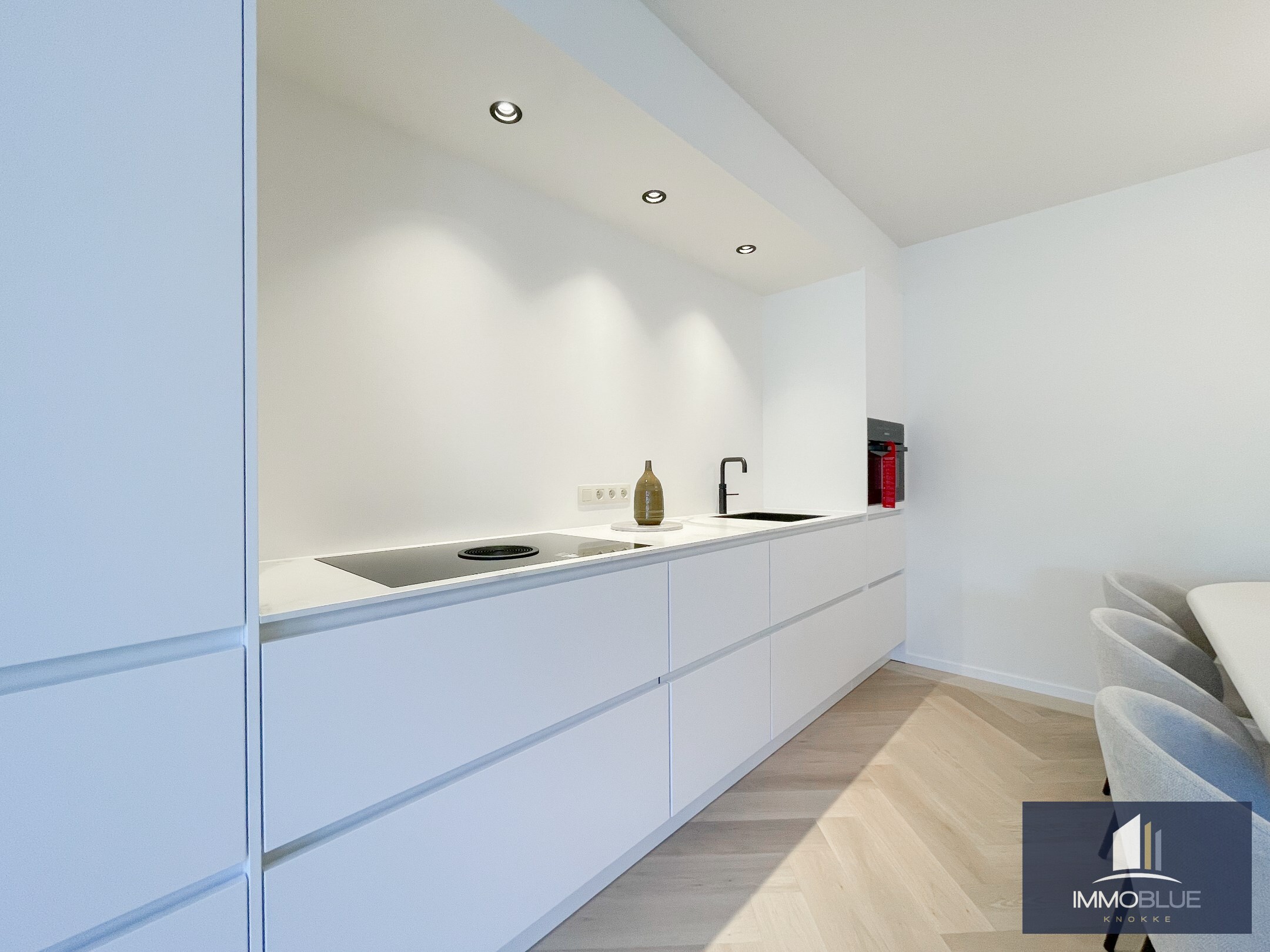 Volledig gerenoveerd lichtrijk appartement met een mooi zijdelings zeezicht, gelegen nabij het Driehoeksplein. 