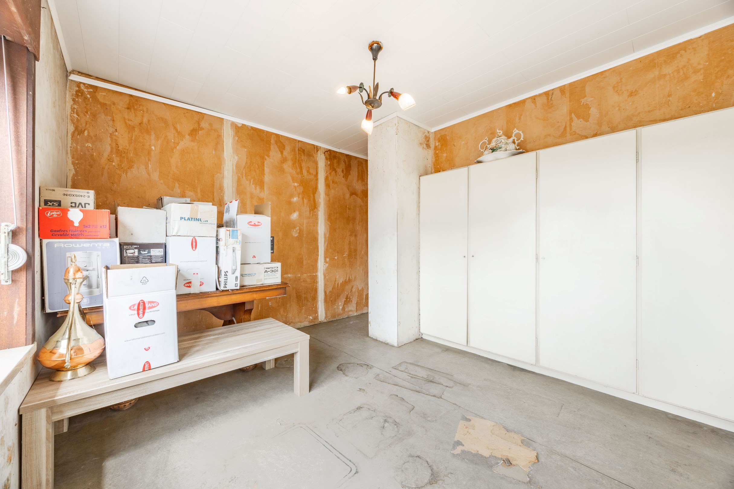 TE RENOVEREN WONING MET GARAGE 
