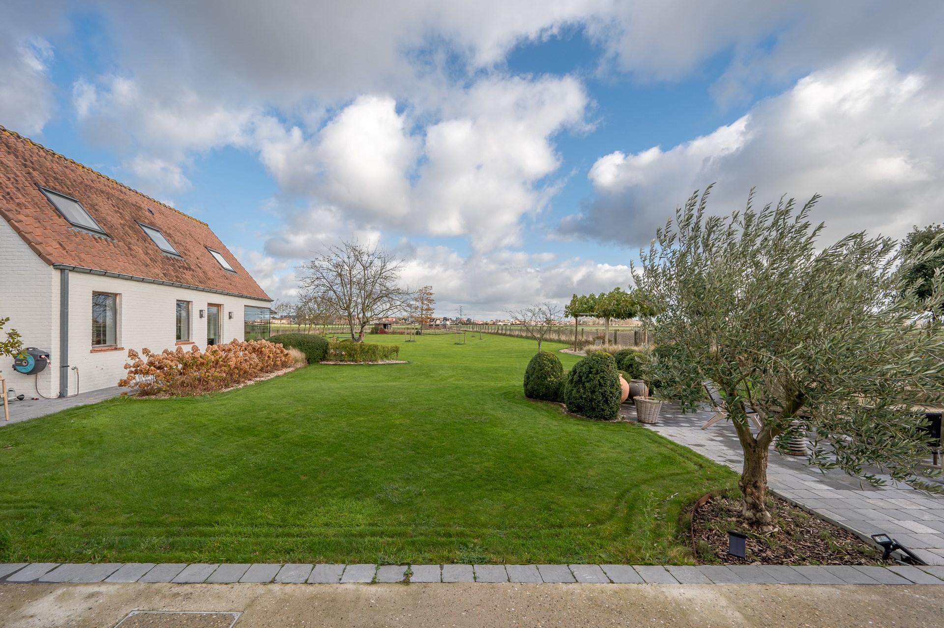 Uitzonderlijke en gerenoveerde eigendom ( 5.510 m&#178; grond ) vlakbij het centrum van Knokke-Heist en toch genietend van een uitzonderlijk open zicht over de Knokse Polders. 
