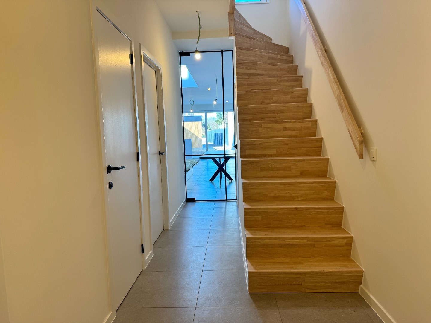 Instapklare, gerenoveerde woning met tuin, uitweg en carport 