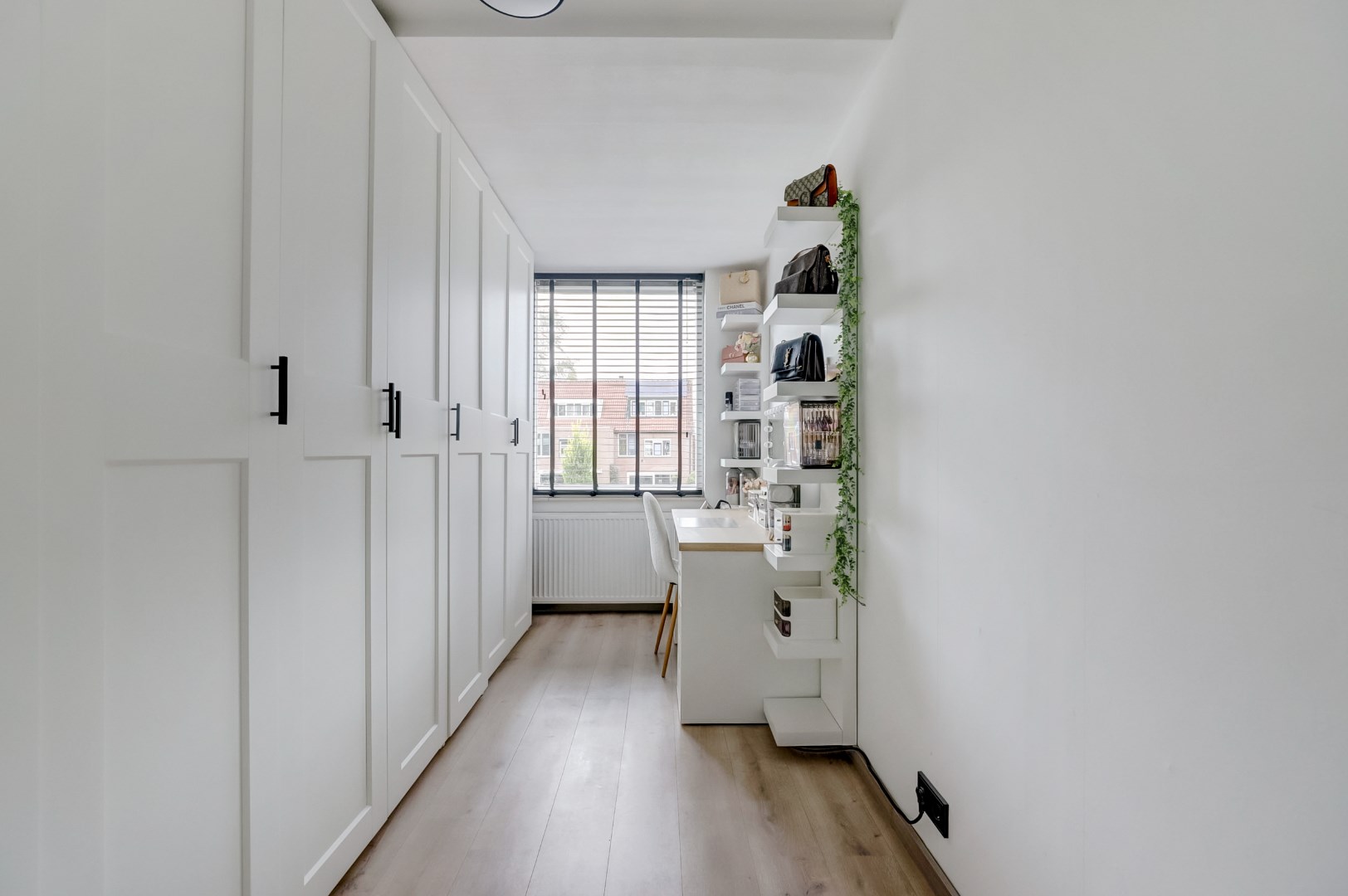 Kopers opgelet! Moderne 5-kamer hoek/eindwoning met luxe keuken en keurige badkamer, 4 ruime slaapkamers,  ruime tuin, eigen garage met oprit! 