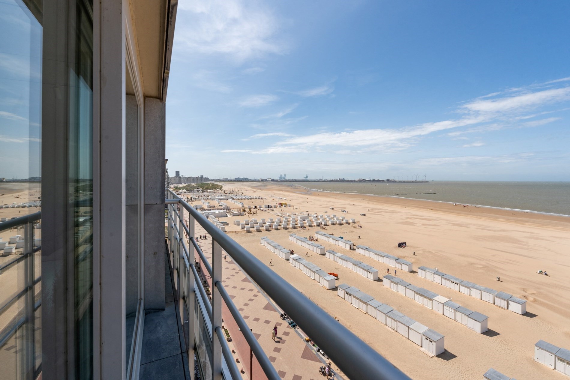 Appartement enti&#232;rement r&#233;nov&#233; b&#233;n&#233;ficiant d&#39;une vue panoramique sur la digue de Duinbergen ! (possibilit&#233; d&#39;achat d&#39;un garage) 