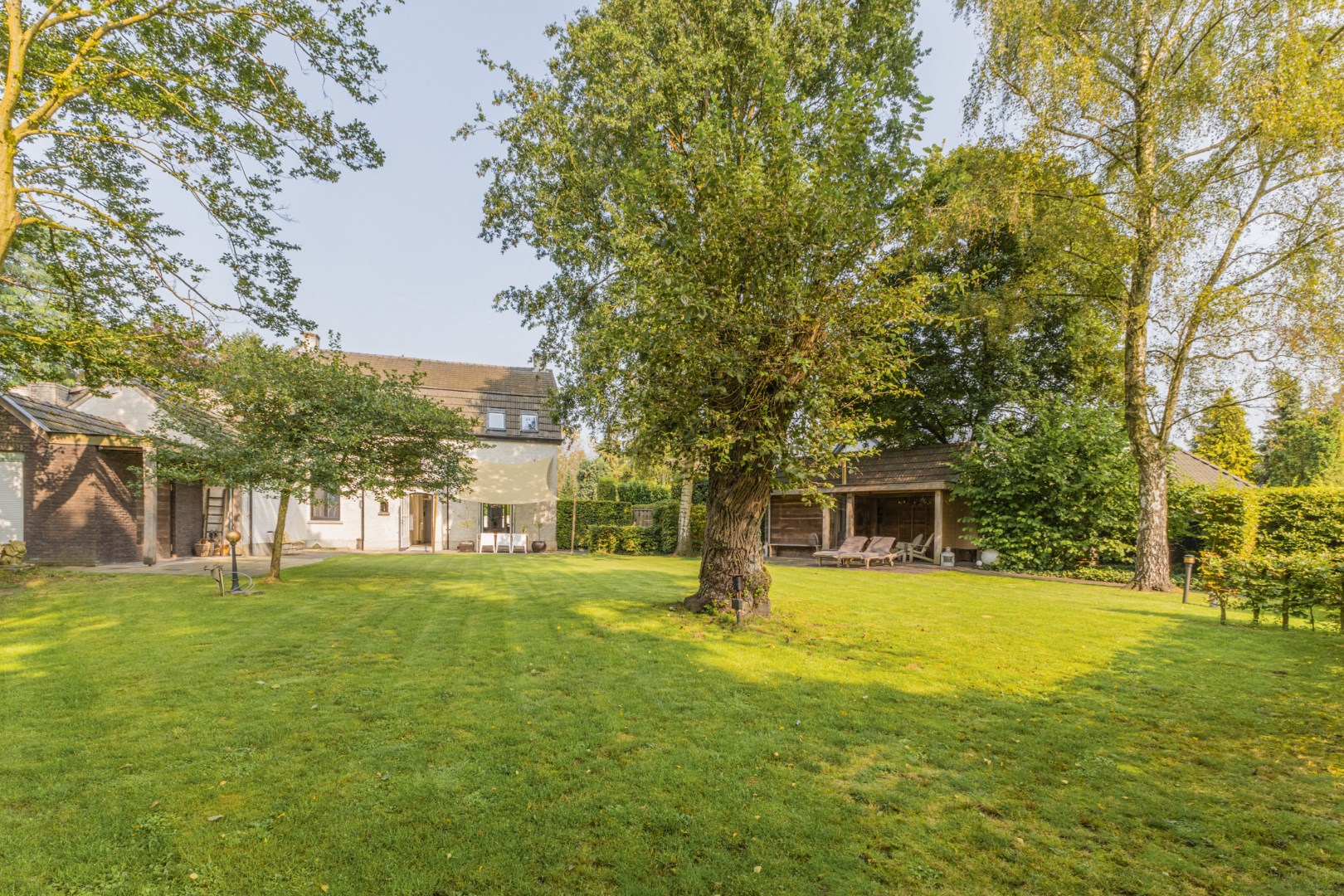 Wat een sfeervolle woning met een rijke geschiedenis is dit! Het oude grenskantoor van Budel zit vol met mooie authentieke details en is gelegen op een prachtig groot perceel. Energielabel  D. 