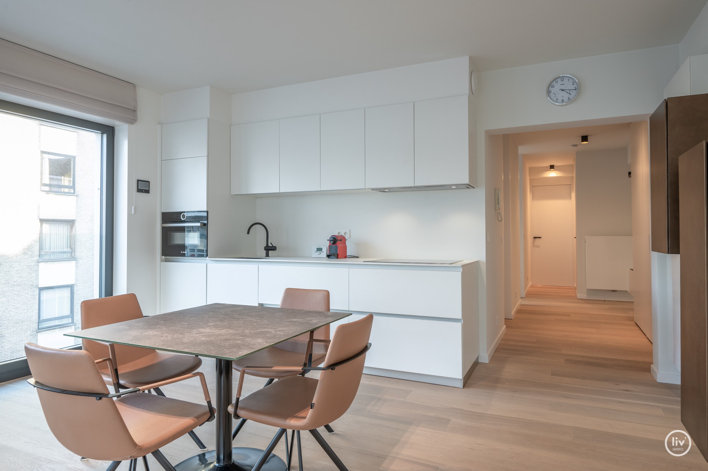 Mooi gerenoveerd HOEKappartement met 3 slaapkamers centraal gelegen op de Lippenslaan te Knokke. 