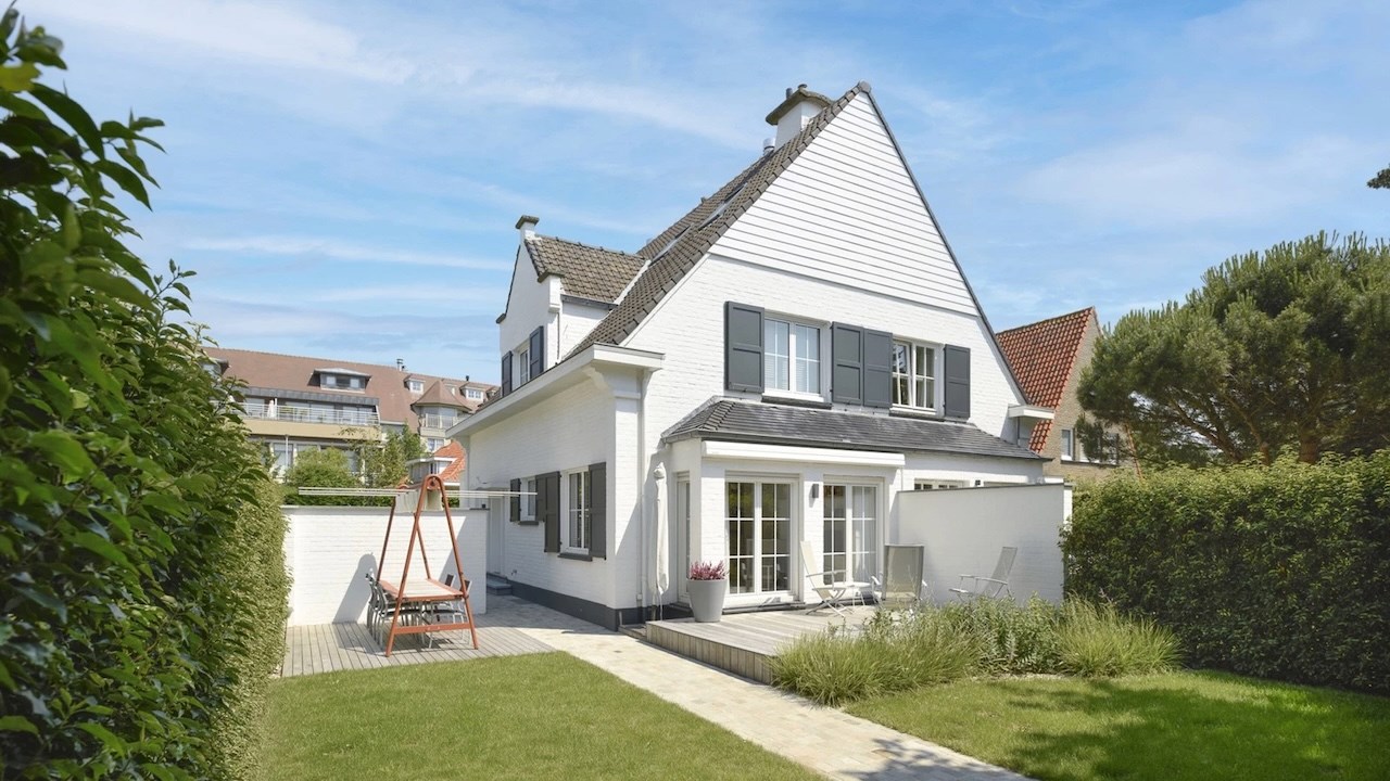 Belle villa dans une petite rue &#224; un emplacement tr&#232;s central, juste &#224; c&#244;t&#233; du centre commercial de Knokke et &#224; distance de marche de la mer. 