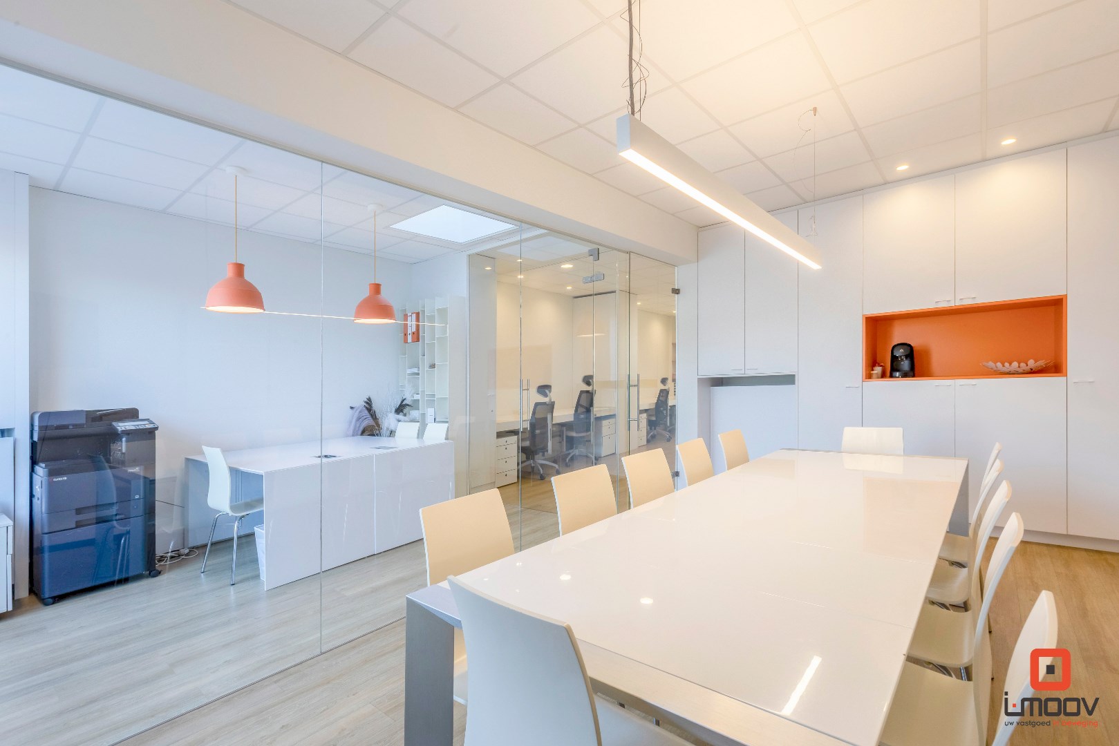 Modern en lichtrijk kantoor op commercieel gunstige locatie 