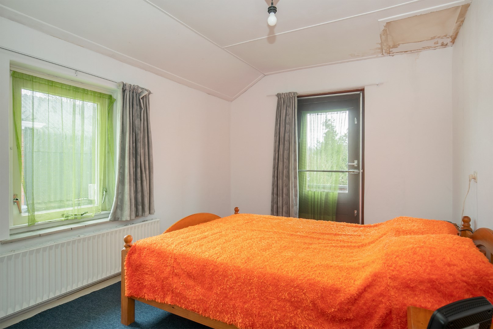 Ruime vrijstaande woning met 4 slaapkamers, gelegen aan de rand van Groningen en klaar om opgeknapt te worden! 
