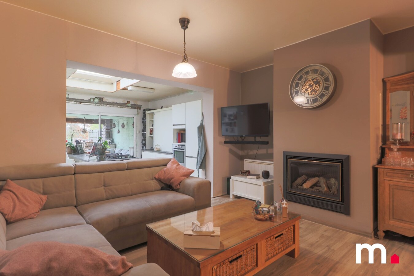 Halfopen bebouwing met grote tuin, garage  en 3 slaapkamers ! 