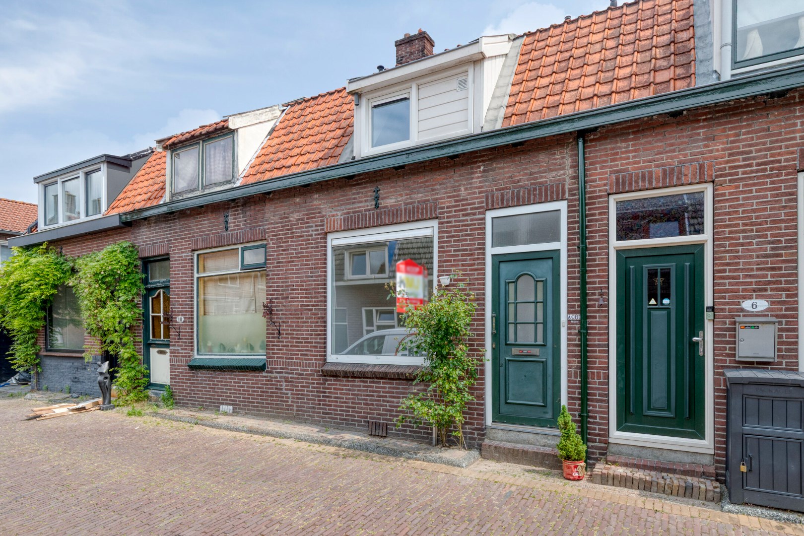 Charmante en knusse uitgebouwde jaren &#39;30 woning met tuin met kunststof kozijnen en gelegen op eigen grond! 