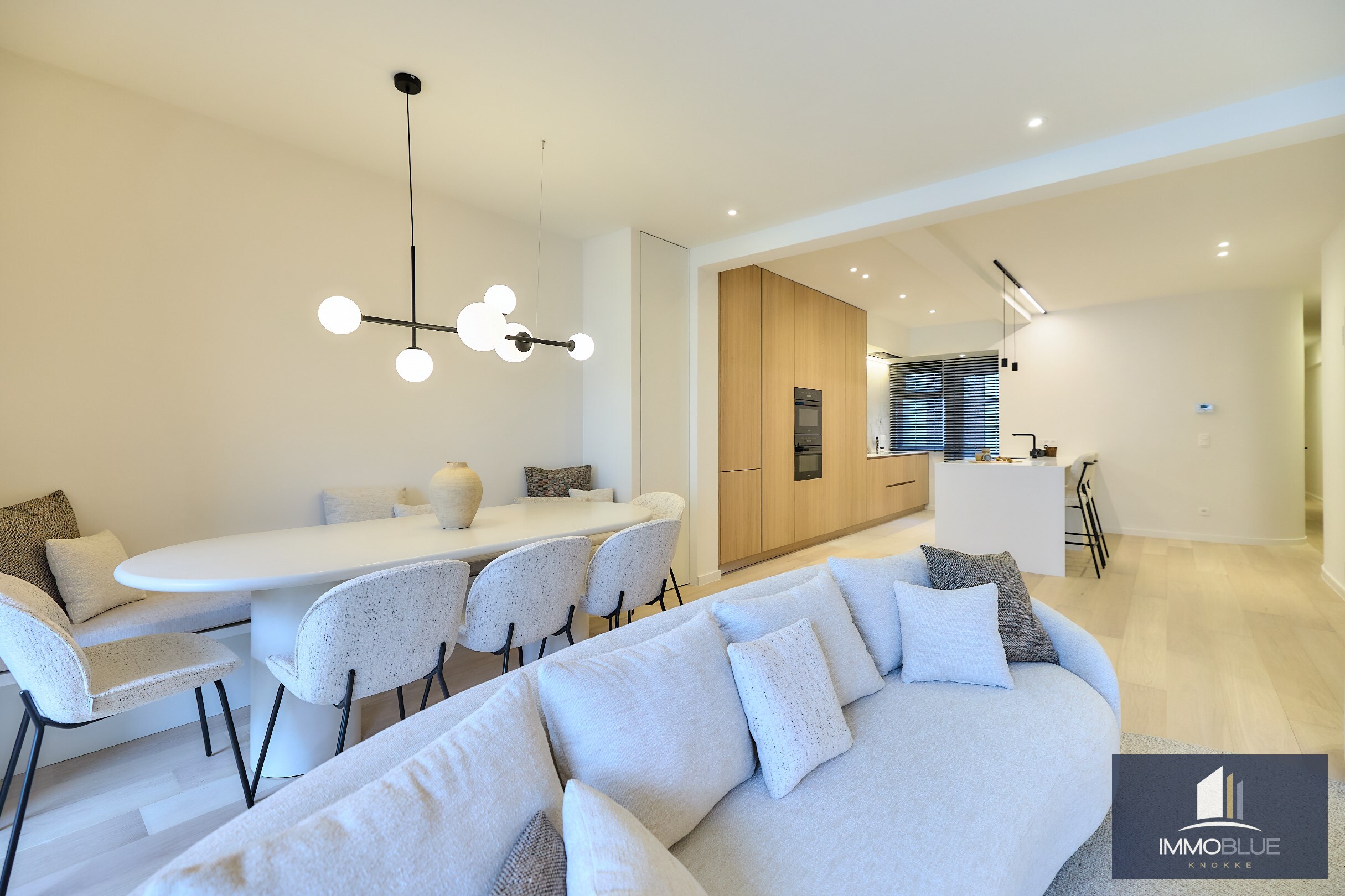 Ruim volledig gerenoveerd appartement met vier slaapkamers en zijdelings zeezicht. 