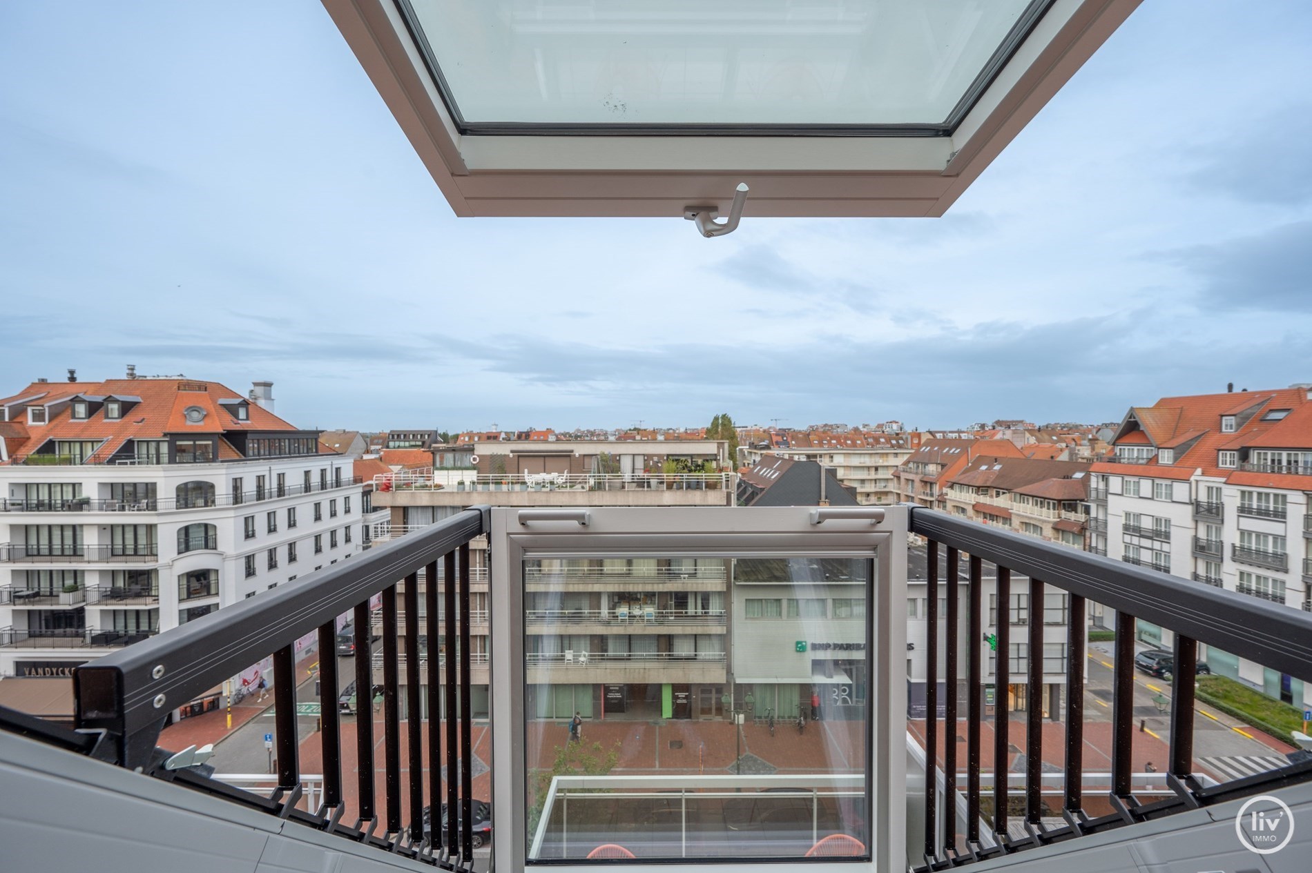 Superbe appartement en duplex magnifiquement r&#233;nov&#233; avec une spacieuse terrasse orient&#233;e vers l&#39;ouest, situ&#233; sur la Lippenslaan &#224; Knokke. 