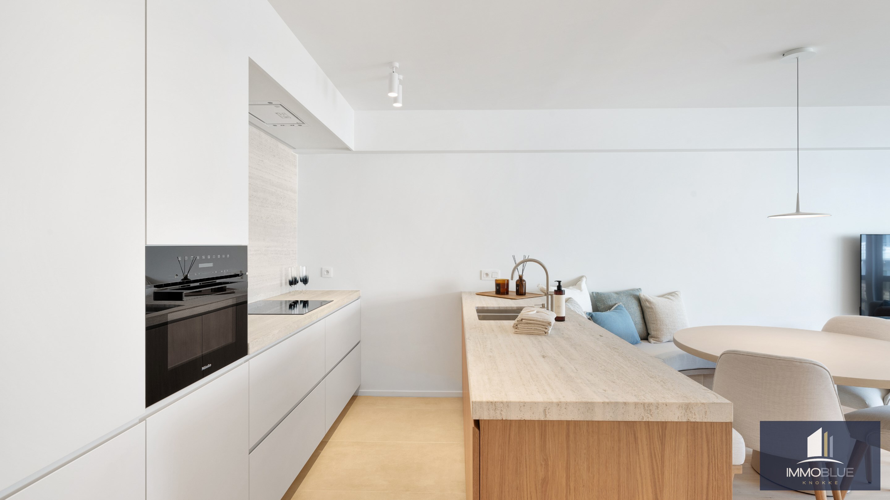 Centraal gelegen, volledig gerenoveerd appartement met drie slaapkamers. 
