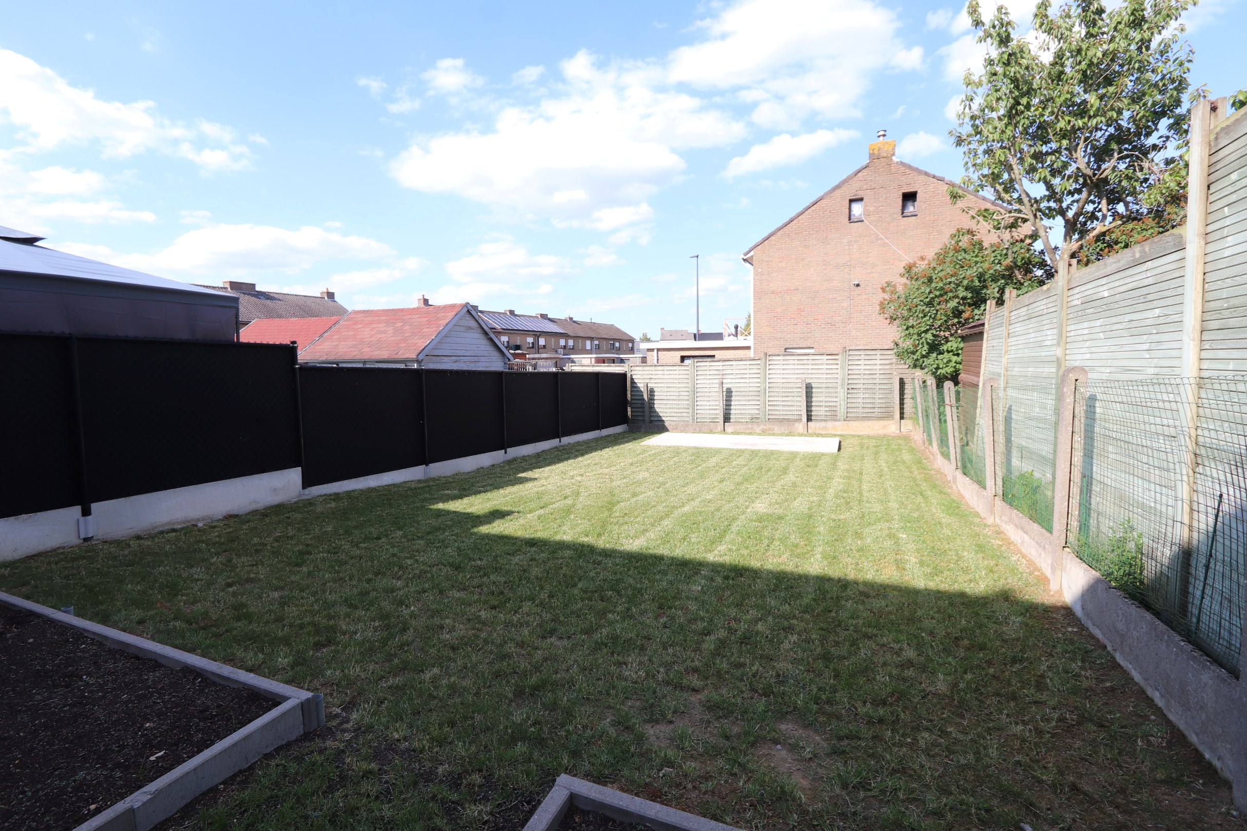 GERENOVEERDE WONING MET 3 SLAAPKAMERS EN TUIN 