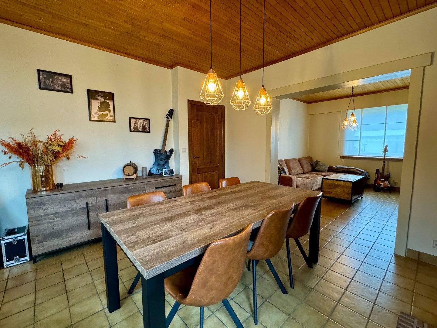 Halfopen bebouwing met ruime tuin en garage 
