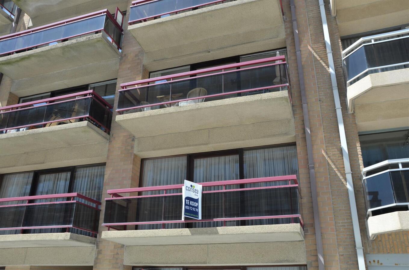 Appartement met terras aan de voor en aan de achterkant inclusief dubbele kelderberging. 