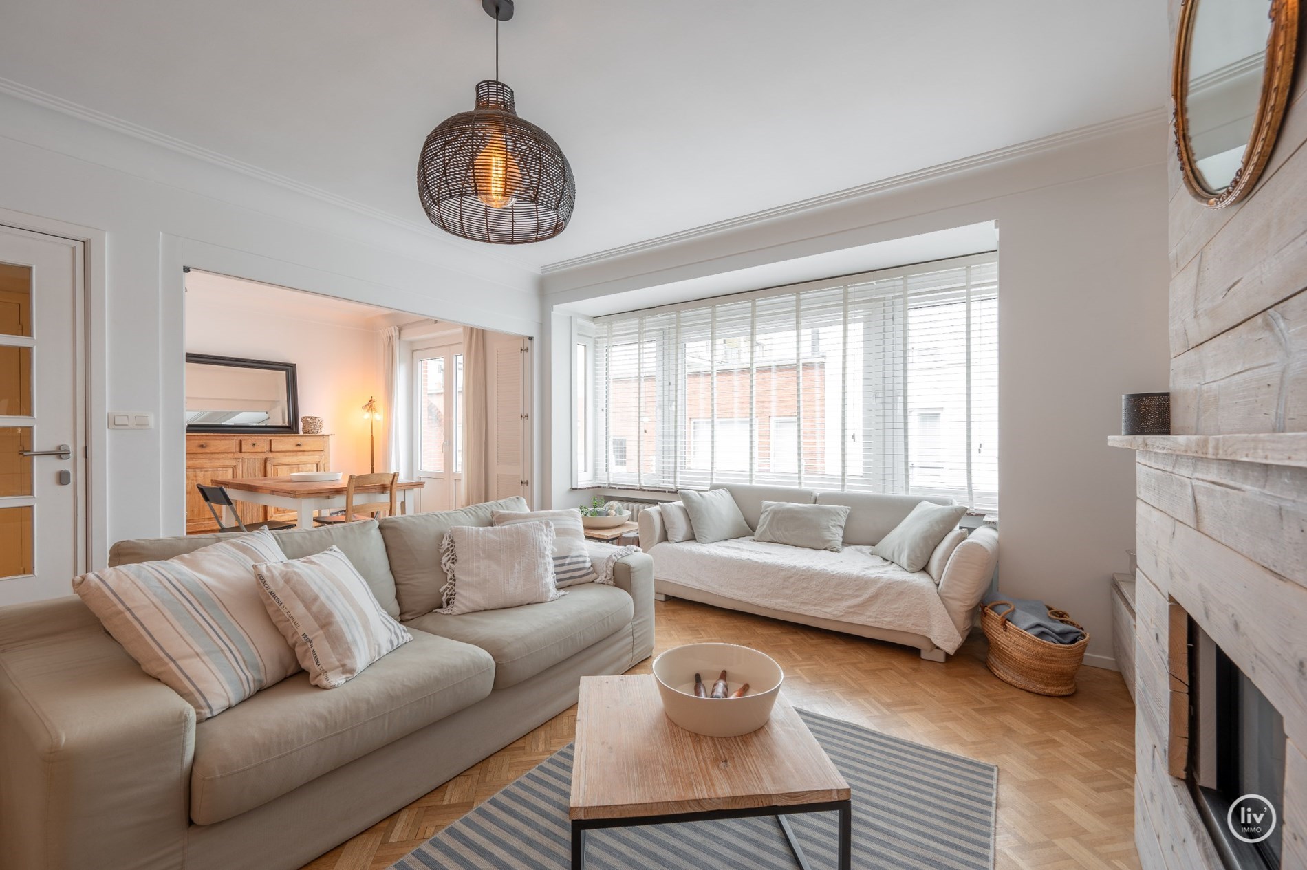 Appartement ensoleill&#233; b&#233;n&#233;ficiant d&#39;une vue magnifique sur les villas de Knokke, tr&#232;s bien situ&#233; &#224; proximit&#233; du centre et de la mer. 