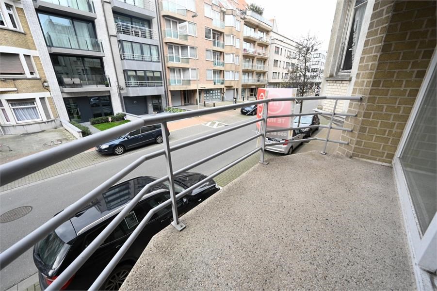 Appartement non meubl&#233; de 2 chambres c&#244;t&#233; ensoleill&#233; de l&#39;avenue L&#233;opold, &#224; quelques pas de la plage et des magasins. 