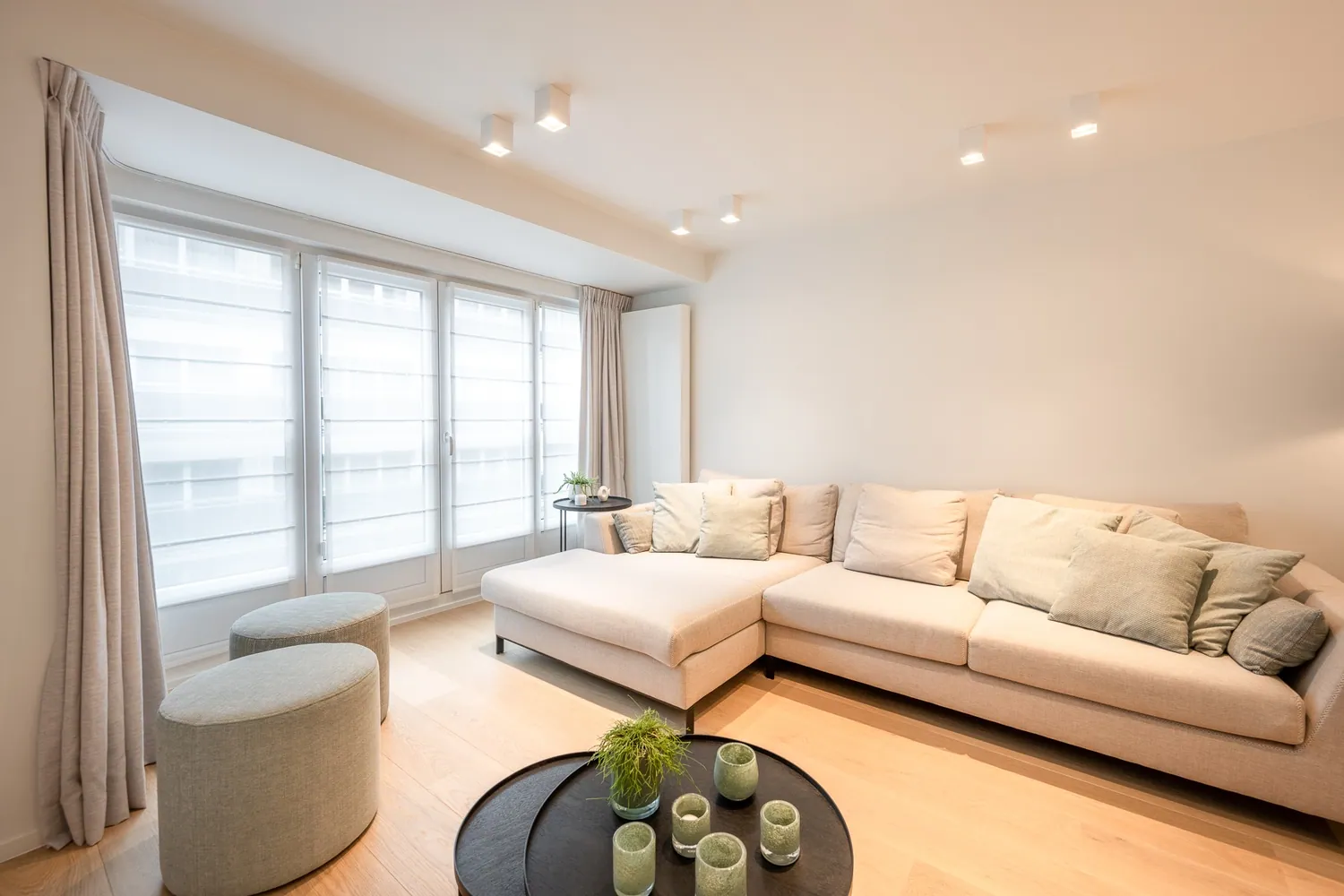 Appartement de 2 chambres entièrement et élégamment rénové avec une TERRASSE spacieuse située près de la Dumortierlaan.