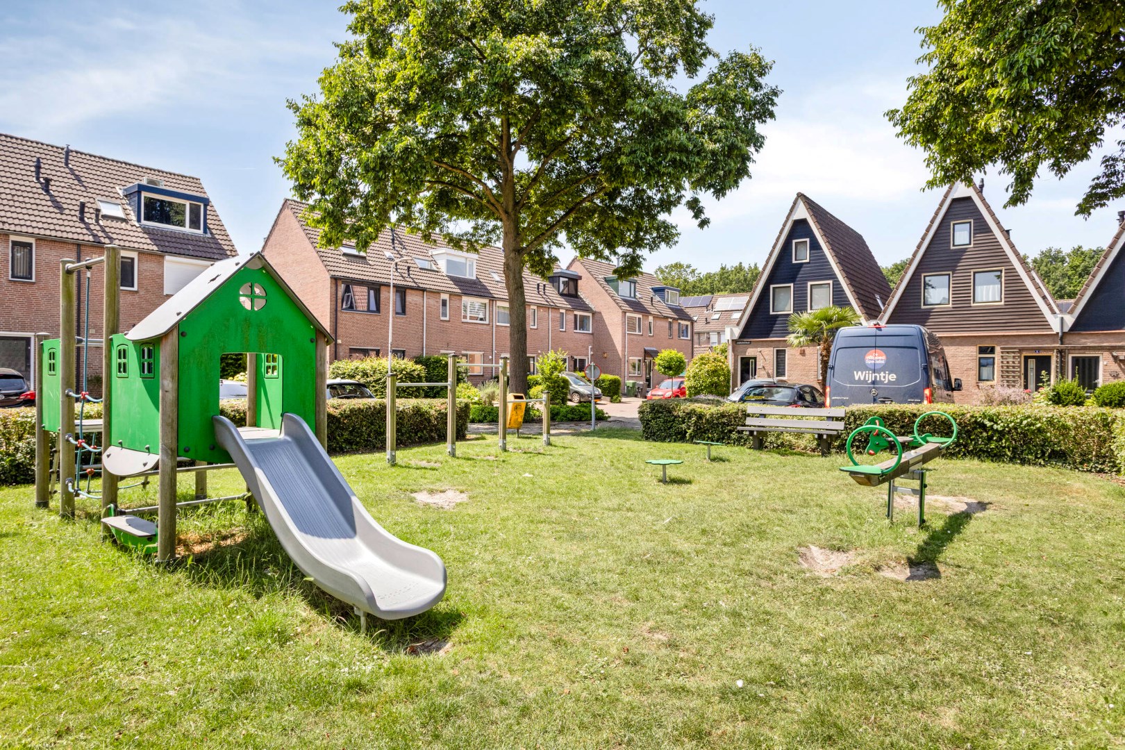 Ruime eengezinswoning met vijf kamers, parkeerplaats, twee dakkapellen en zonnige tuin op het zuiden 
