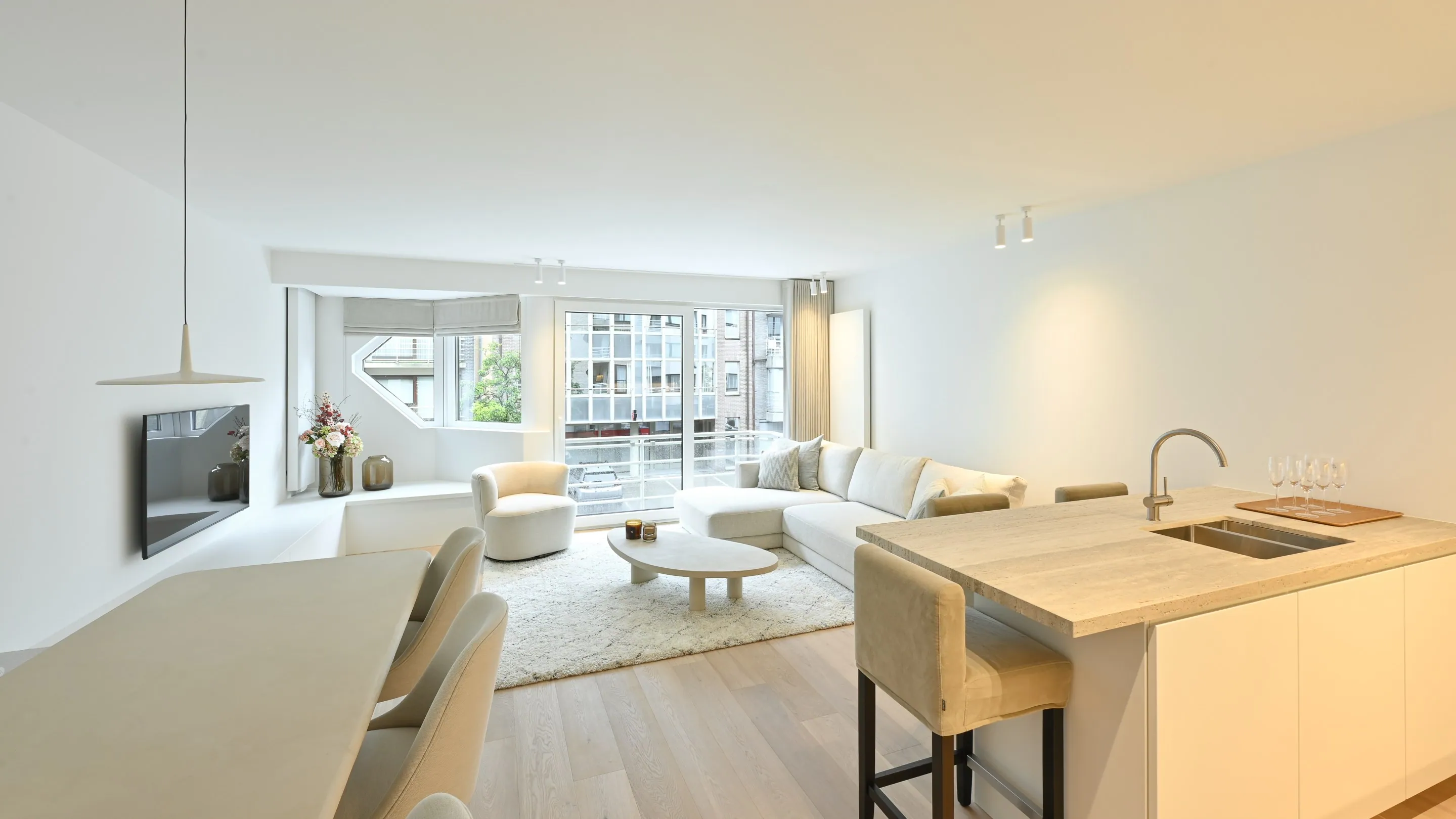 Appartement parfaitement fini et meublé jusqu'au moindre détail avec 3 chambres complètes, situé de manière centrale sur l'avenue Léopold à Knokke.