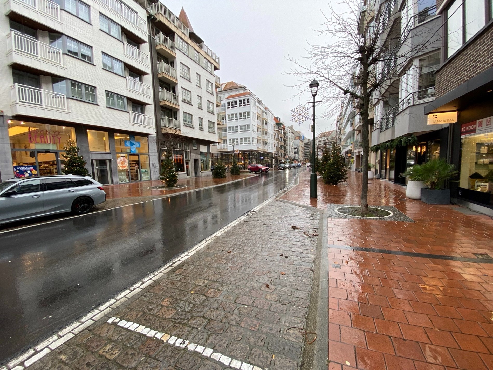 TE HUUR: Centraal gelegen handelsgelijkvloers op wandelafstand van de Lippenslaan. 