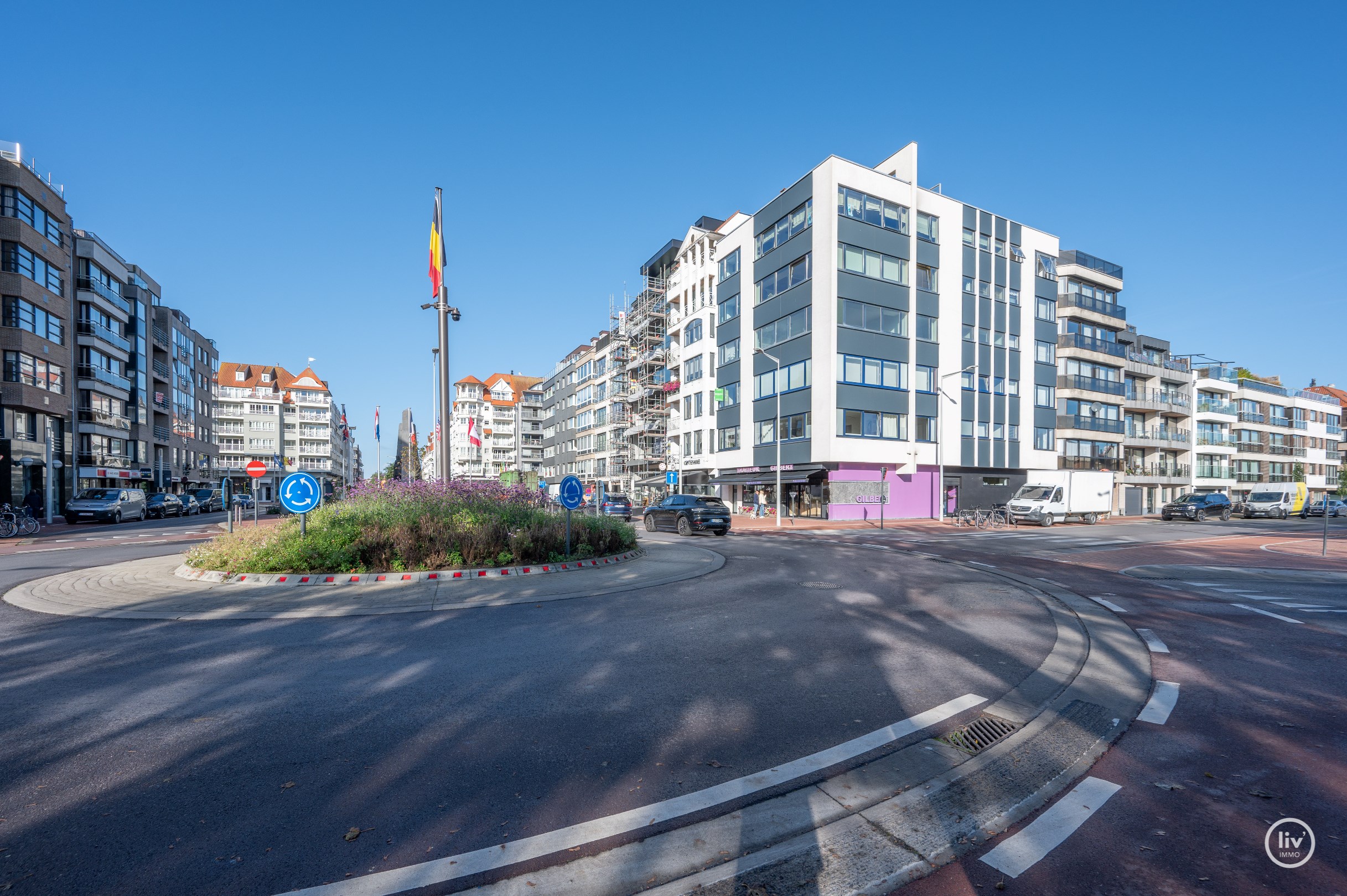 Aangenaam appartement met mooie gevelbreedte en open zicht over de villas in Knokke. 