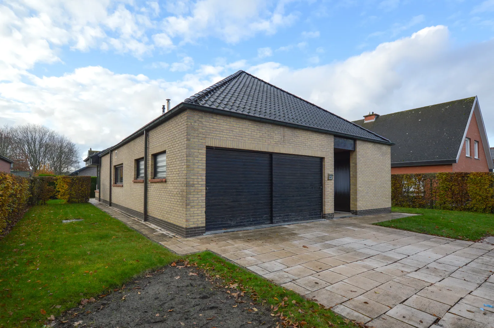 Ruime bungalow met 3 slpks en dubbele garage in rustige verkaveling te Eernegem