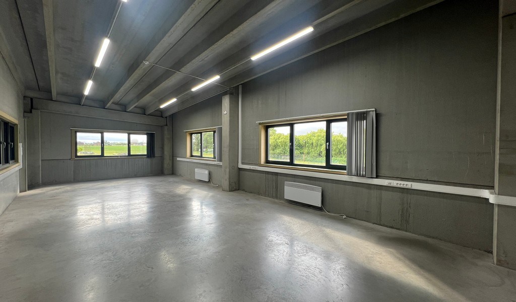 Bedrijfsgebouw met laadkades te koop in Gavere