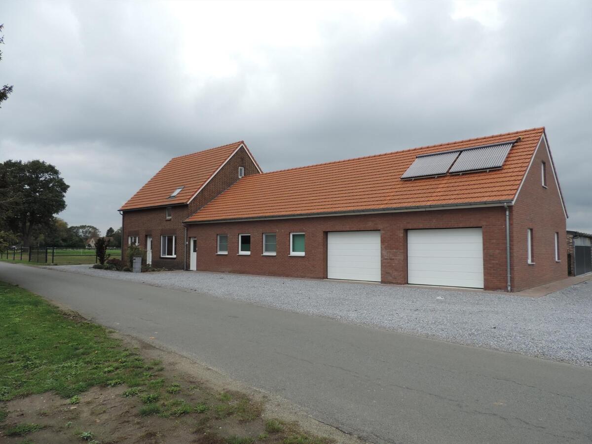 Landelijke hoeve met weide op ca. 93 are te Kinrooi 