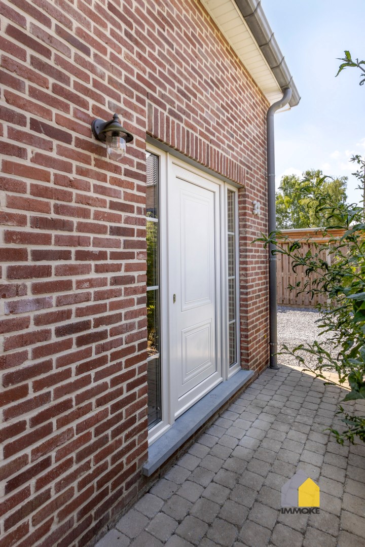 Halfvrijstaande woning met 3 slpks en grote polyvalente ruimte op perceel van 5 a 25 ca. 
