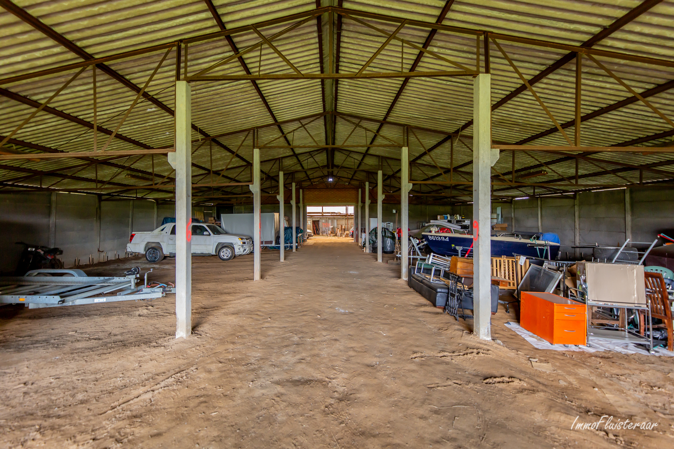 Ruime woning met grote loodsen/bijgebouwen op ca. 70a te Gelrode (Vlaams-Brabant) 