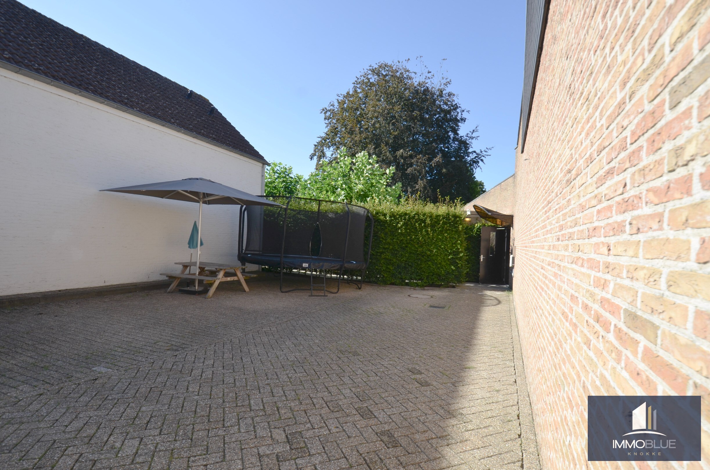 Uniek eigendom: Prachtige woning/handelszaak gelegen op een absolute toplocatie in het centrum van Sluis aan de Damse Vaart. 