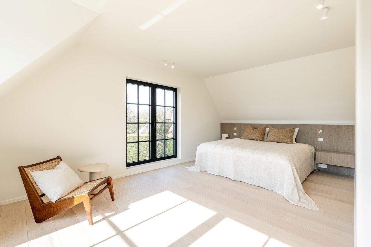 Prachtig gerenoveerde alleenstaande woning met oprit gelegen in een rustige wijk in Knokke nabij de Magere Schorre. 