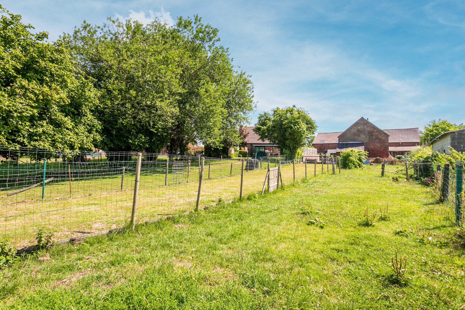 Ruime kangoeroewoning met 6 slpks, 2bdks, 2 garages en tuin te Oetingen 
