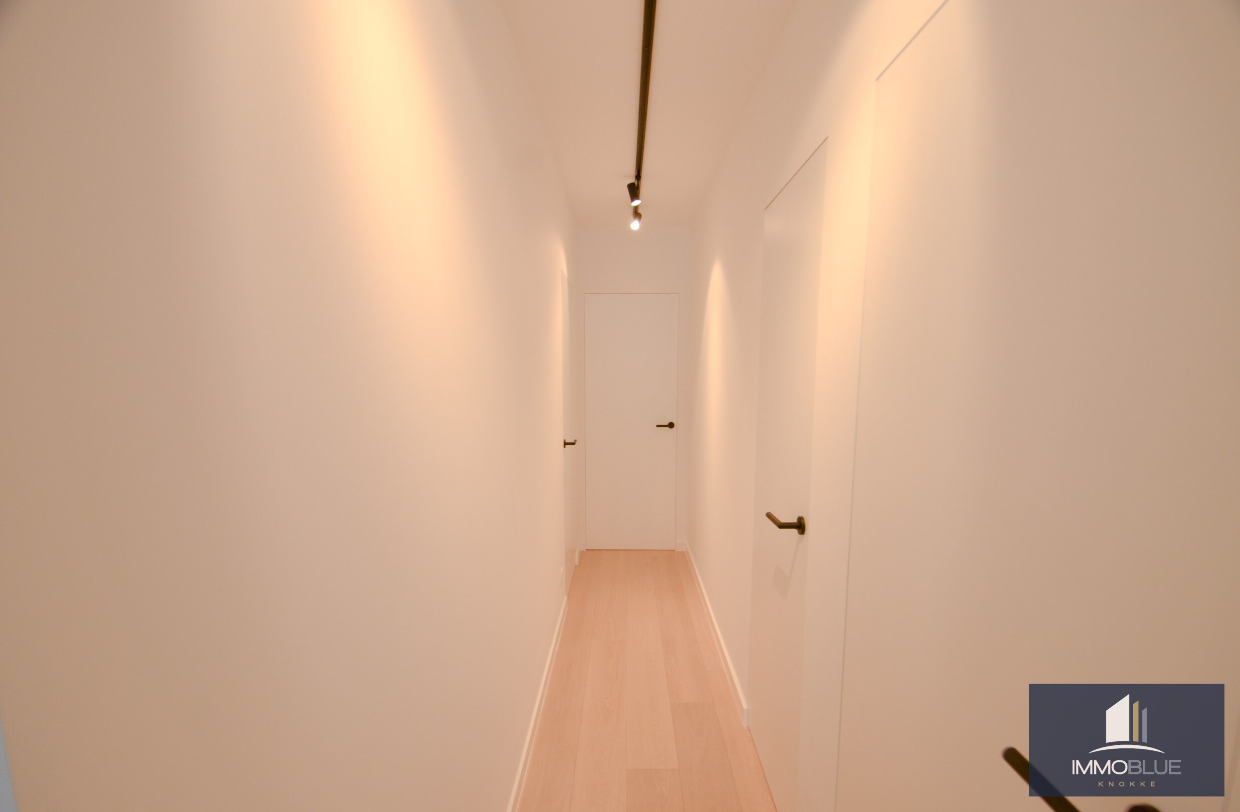 Appartement intemporel, r&#233;cemment enti&#232;rement r&#233;nov&#233;, avec vue lat&#233;rale sur la mer, situ&#233; au Zoute. 