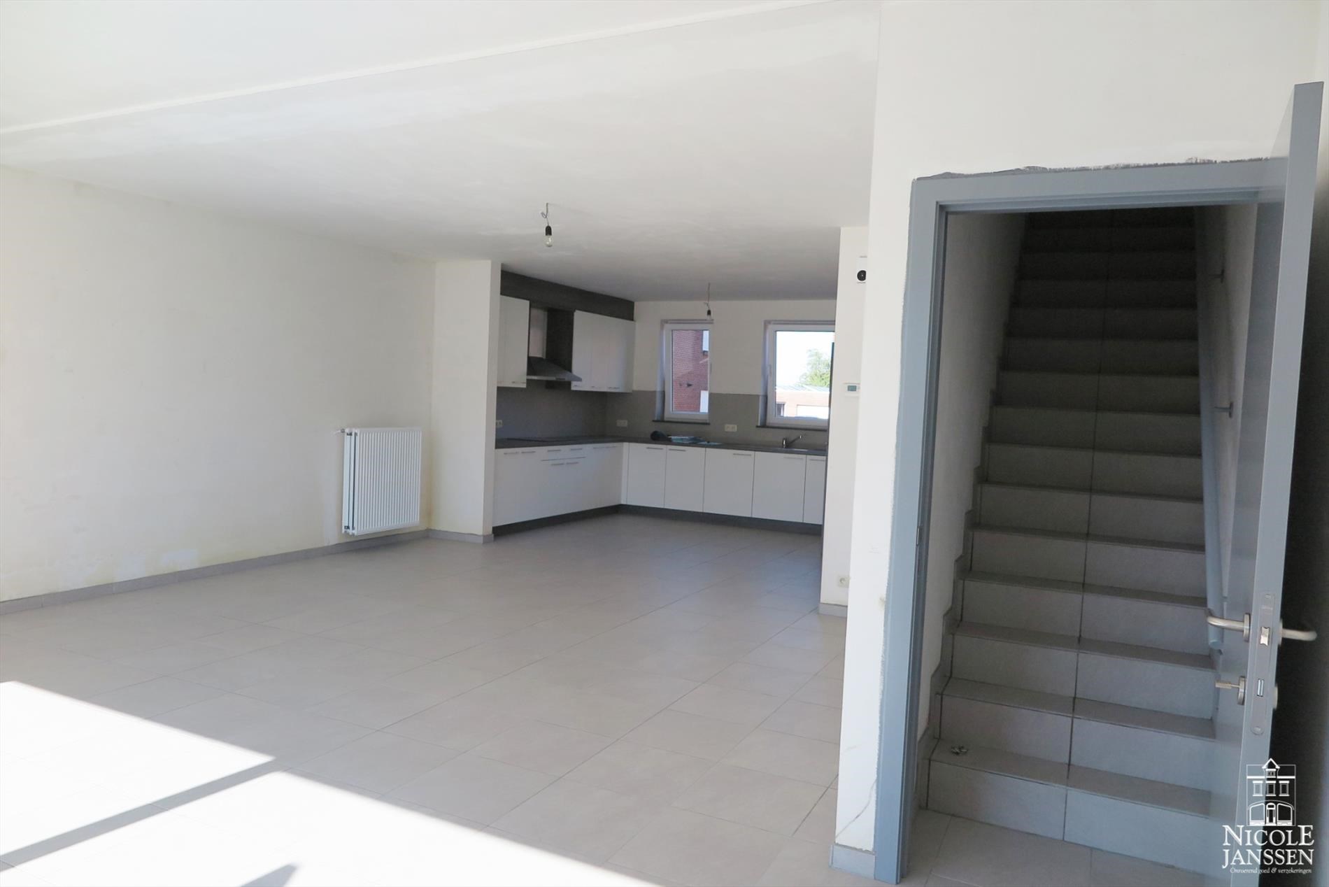 Halfvrijstaande nieuwbouwwoning met drie slaapkamers en carport 