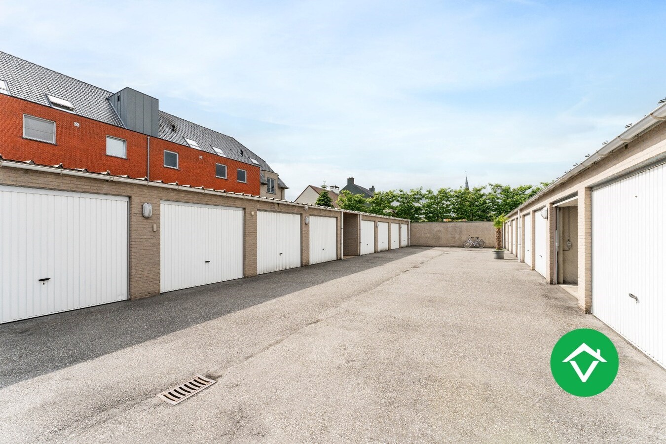 Appartement met twee slaapkamers, terras en garage te Gits 