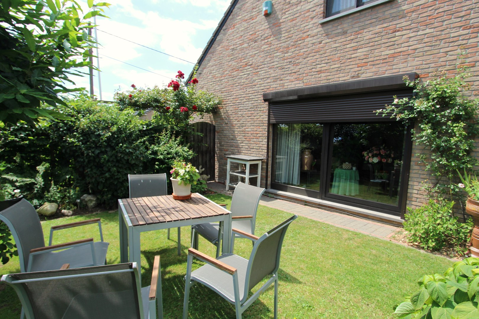 Charmante woning met veranda en mooie tuin in een rustige, landelijke omgeving 