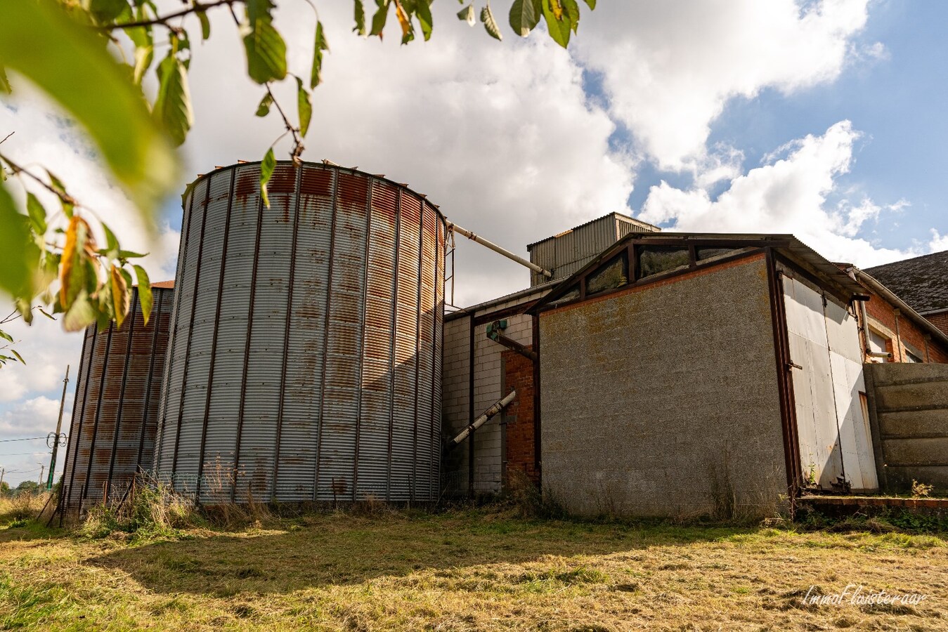 Charmante maison r&#233;nov&#233;e avec plusieurs d&#233;pendances sur environ 1,9 ha &#224; Bekkevoort. 