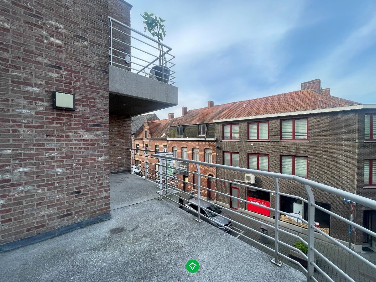 Appartement met 2 slaapkamers, terras en garage te centrum Roeselare 