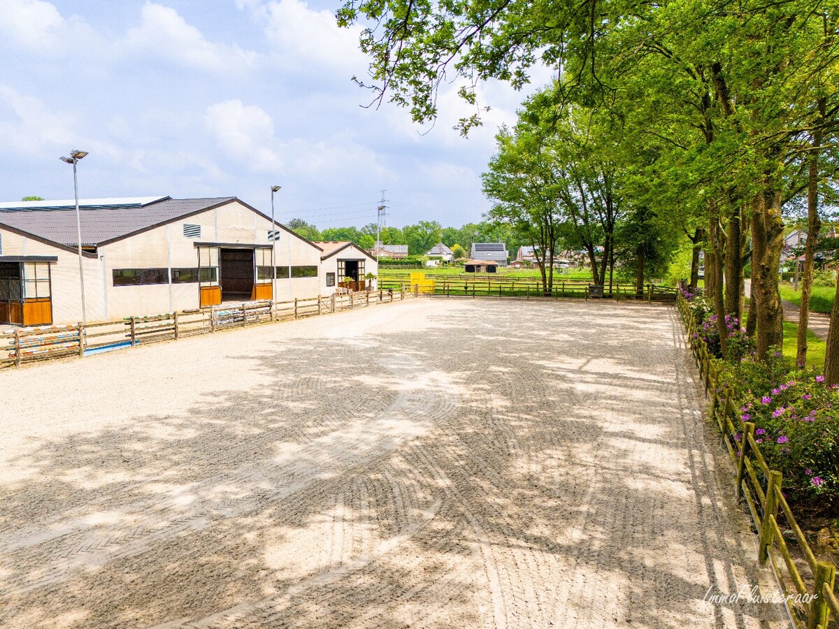 Beautiful villa with equestrian facilities and indoor arena on appr. 2 ha/4,95 acres in Paal. 