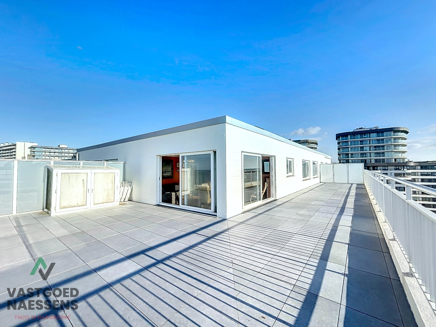 Magnifique penthouse - 2 chambres &#224; coucher - terrasse spacieuse - vue sur mer 