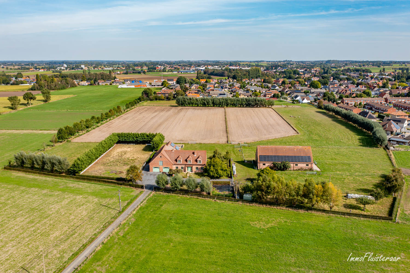 Landbouwwoning met stalling, loods en gronden op ca. 4,9 ha te Ichtegem 