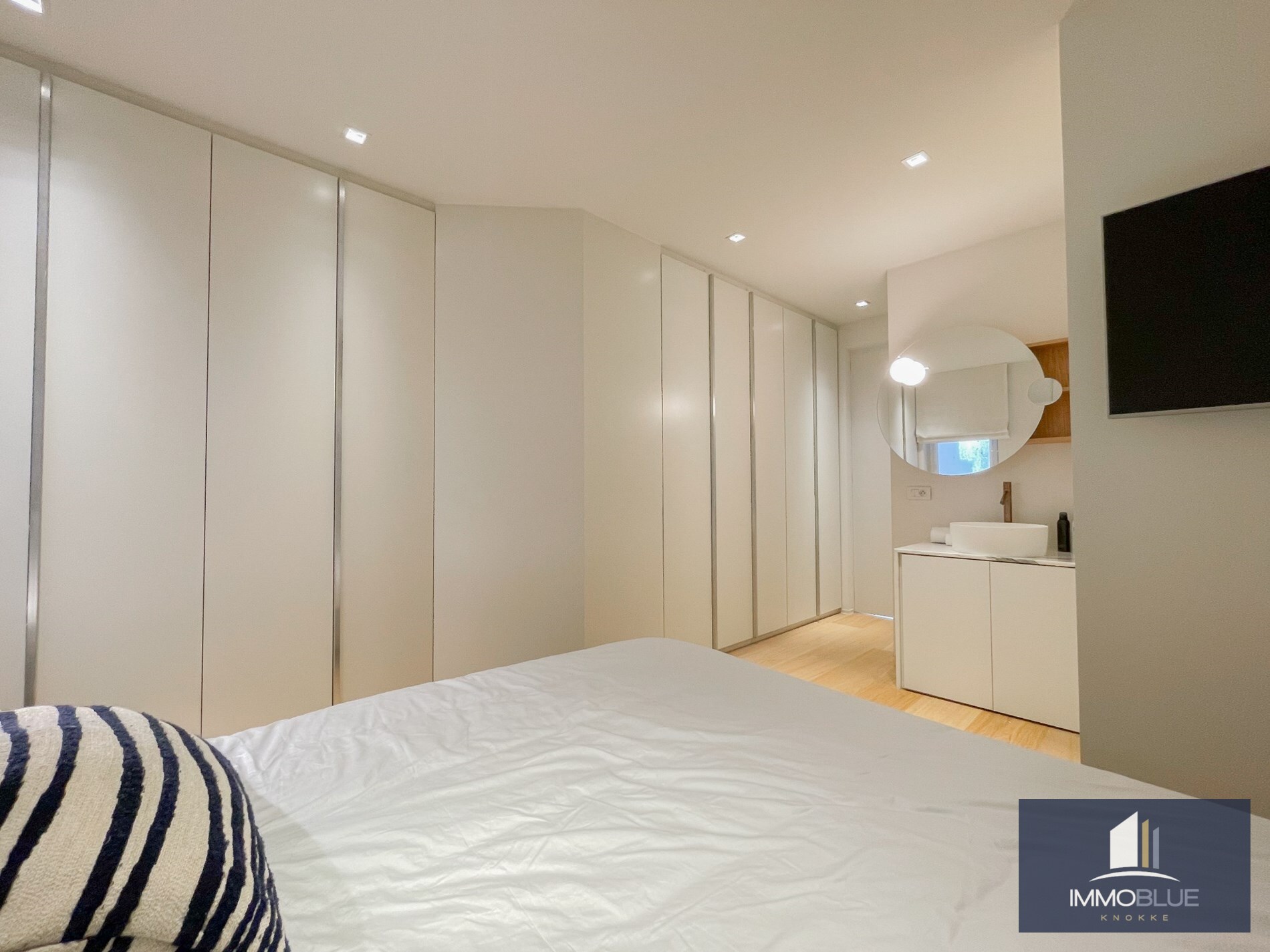 Appartement lumineux avec vue lat&#233;rale sur la mer, fini avec des mat&#233;riaux de qualit&#233; et avec une terrasse spacieuse orient&#233;e sud-ouest, situ&#233; entre la place Albert et la place du Triagle. 