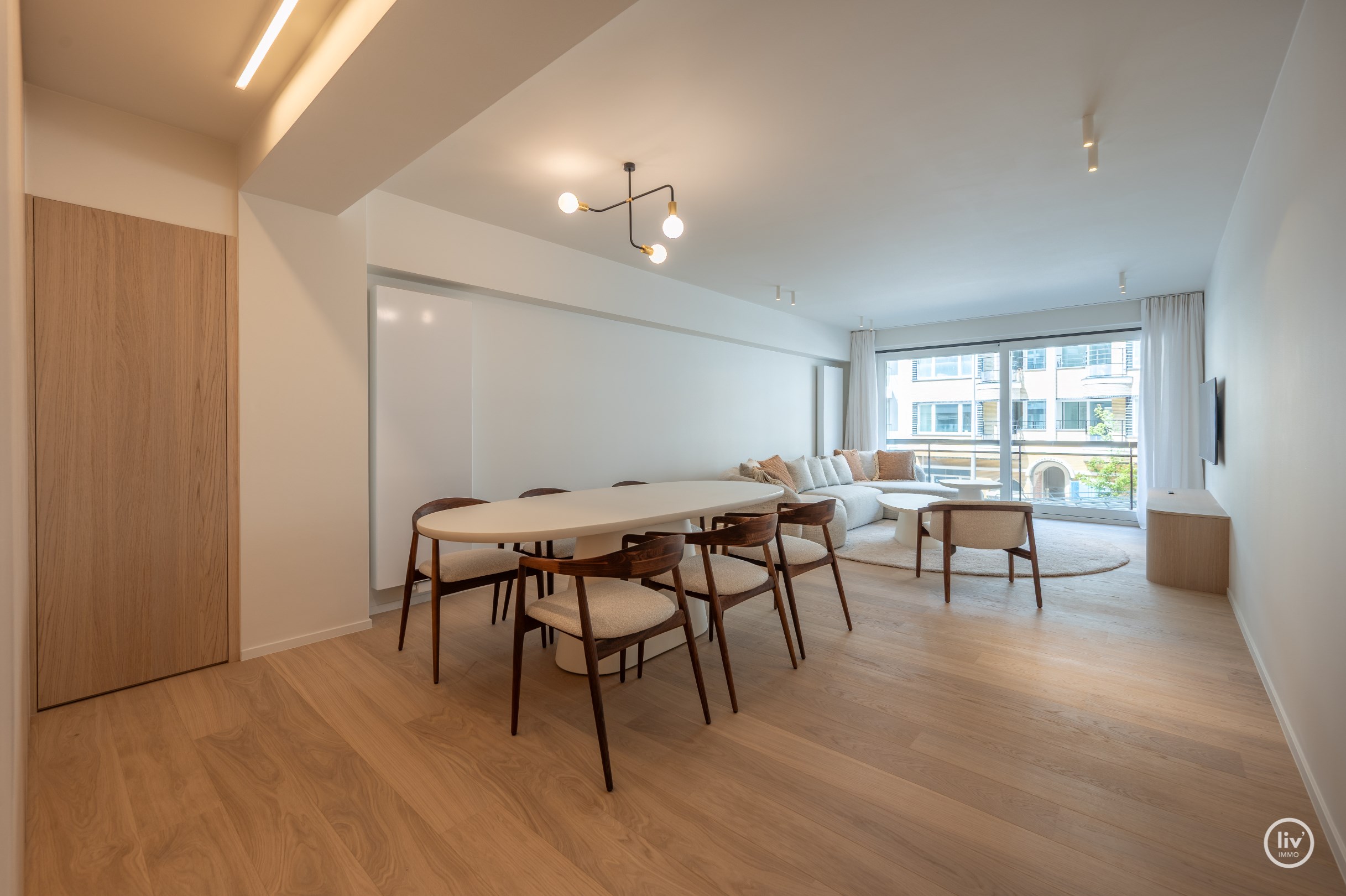 Gezellig gerenoveerd 3 slaapkamerappartement centraal gelegen op de P.Parmentierlaan te Knokke met ruim terras. 