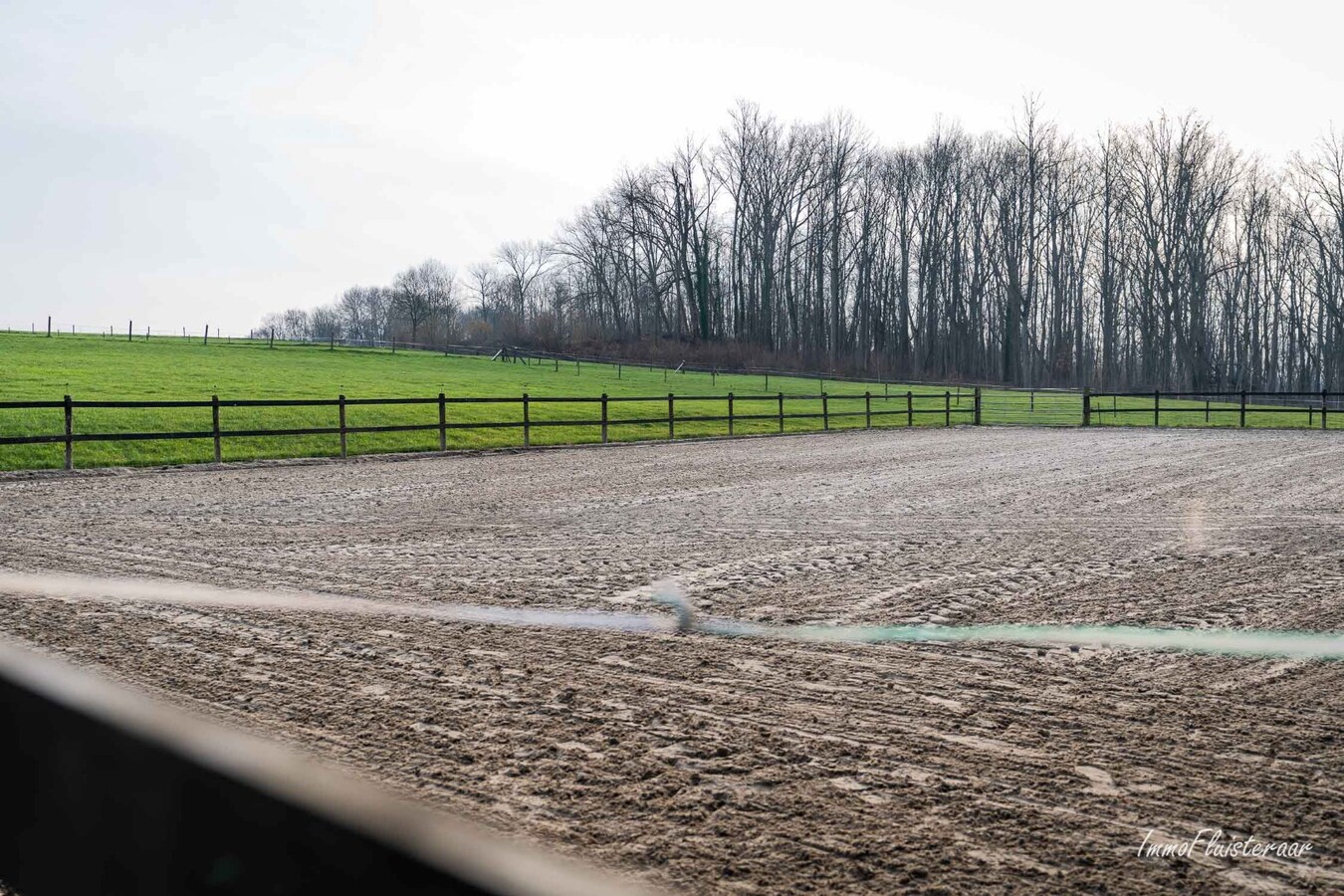 Boerderij met (bedrijfs)woning, loodsen en paardenfaciliteiten op ca 7,4 ha te Asse (Vlaams-Brabant) 