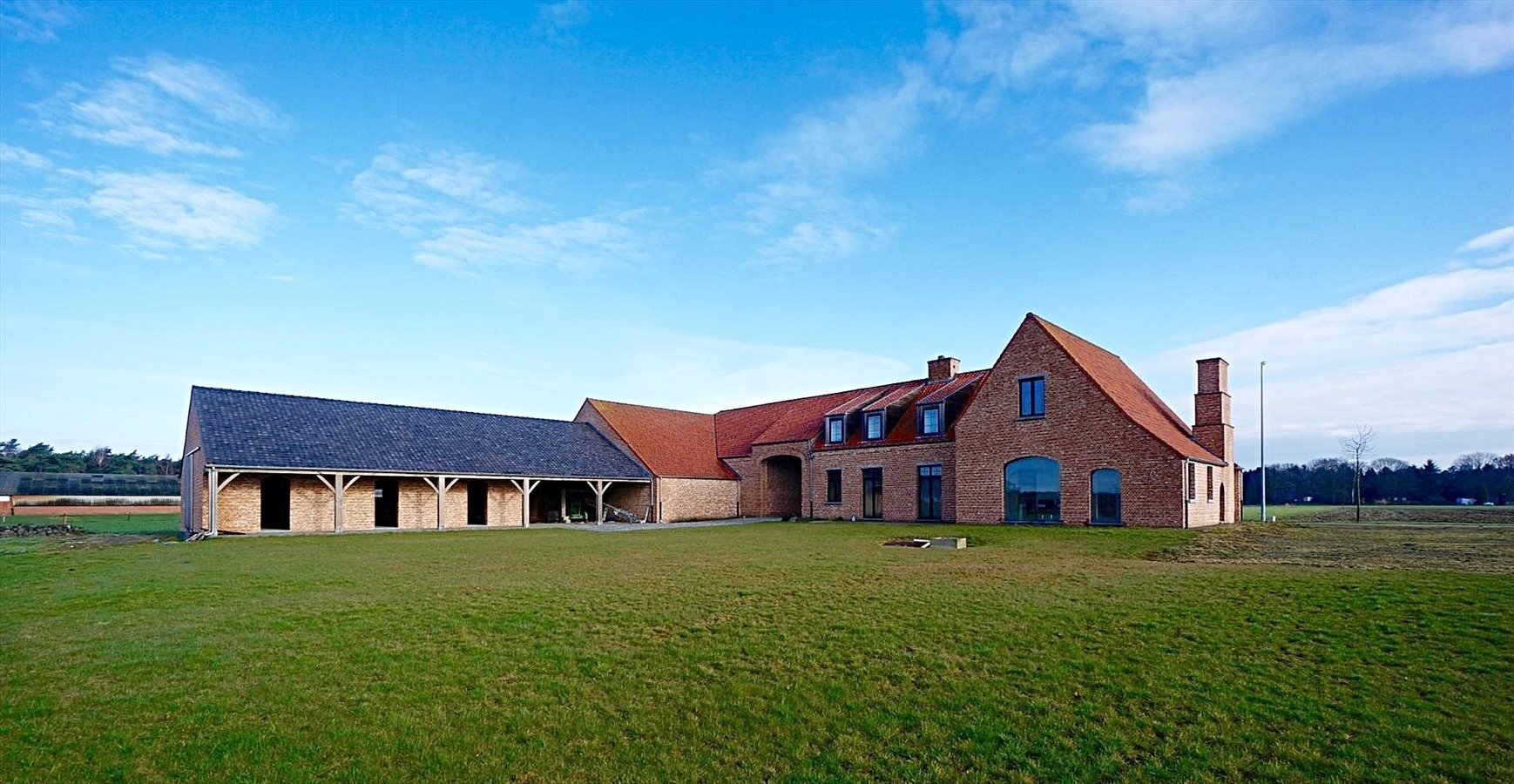 Prachtige nieuwbouw hoeve met stalgebouw, schuur en weiland op ca. 1ha te Merksplas 