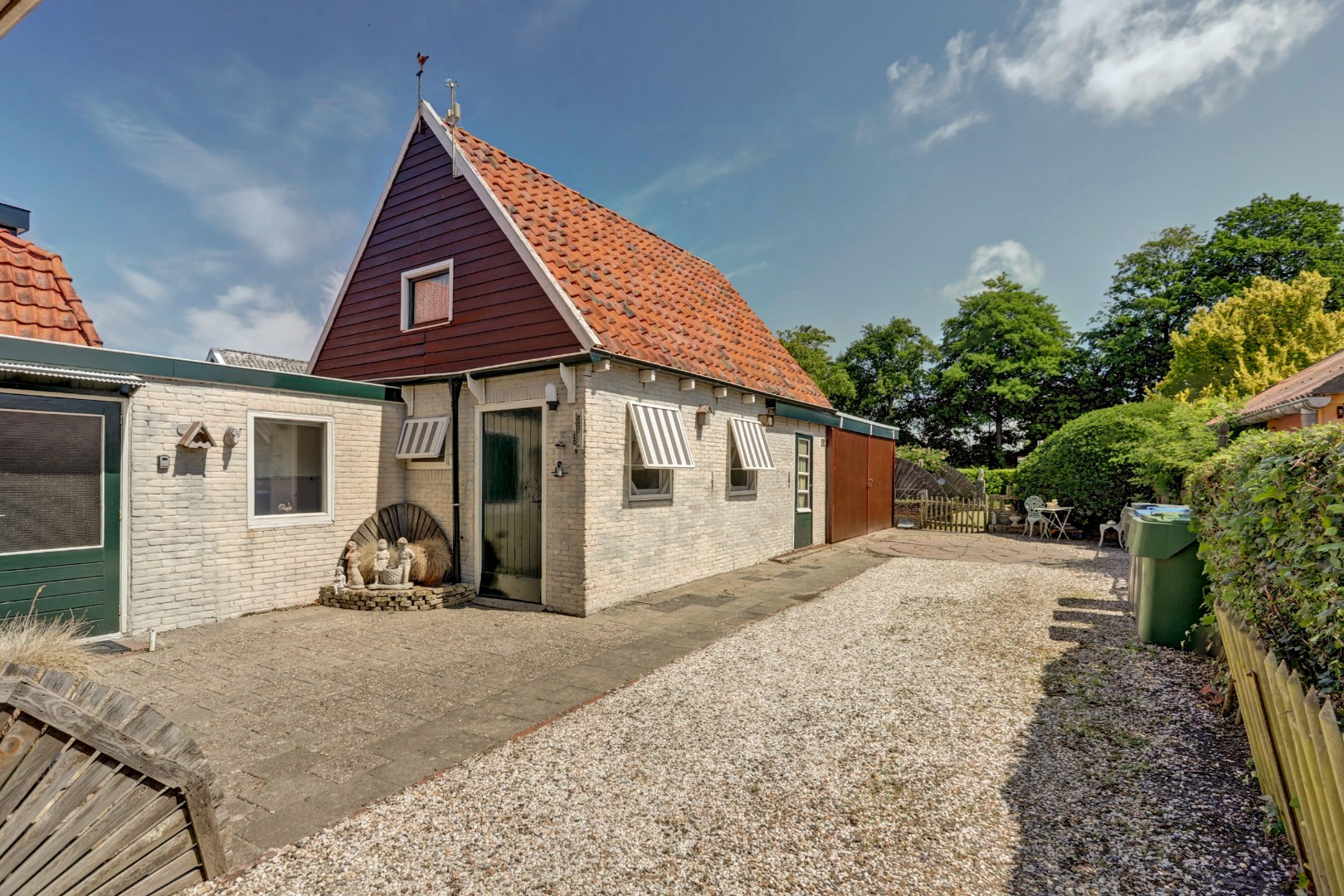 Voor het eerst sinds 1967 weer beschikbaar! Deze karaktervolle jaren ’30 woning met diepe tuin, bergingen en slaapkamer op de begane grond wacht op een nieuwe toekomst. 