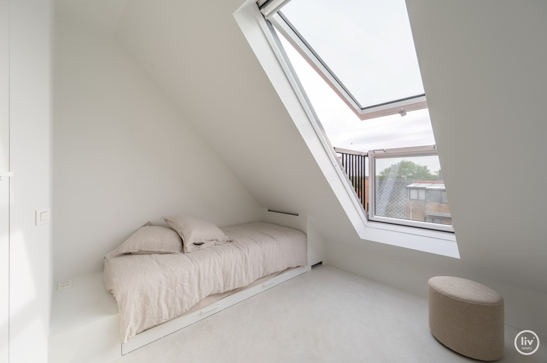 Prachtig gerenoveerd duplex appartement met ruim Westgericht terras gelegen op de Lippenslaan te Knokke. 